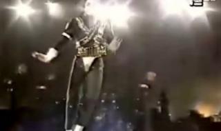 迈克尔-杰克逊92年MJ罗马尼亚危险演唱的第一首歌是什么名字 迈克杰克逊危险之旅